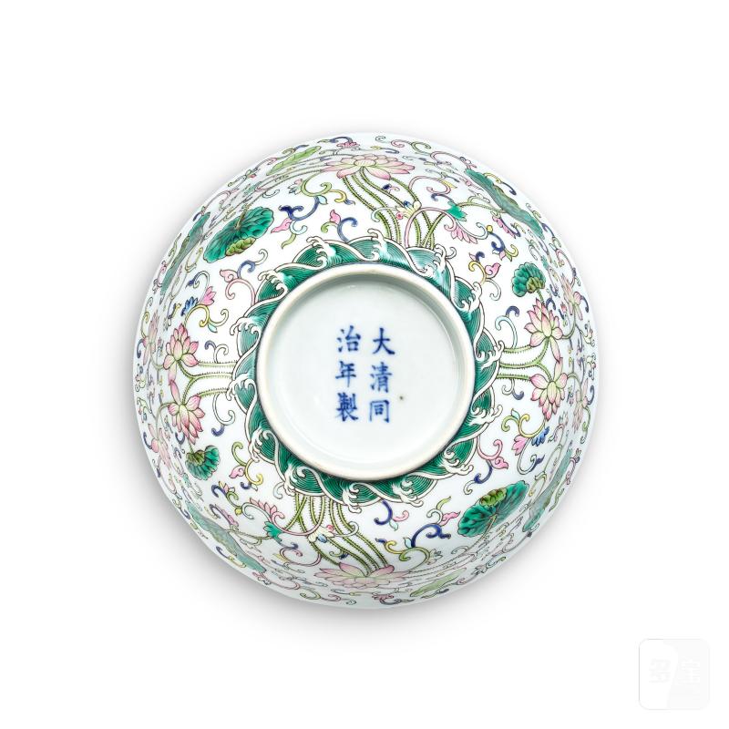 A famille-rose and blue and white 'lotus' bowl, Mark and period of Tongzhi | 清同治 外粉彩內青花蓮紋盌 《大清同治年製》款 - 图4